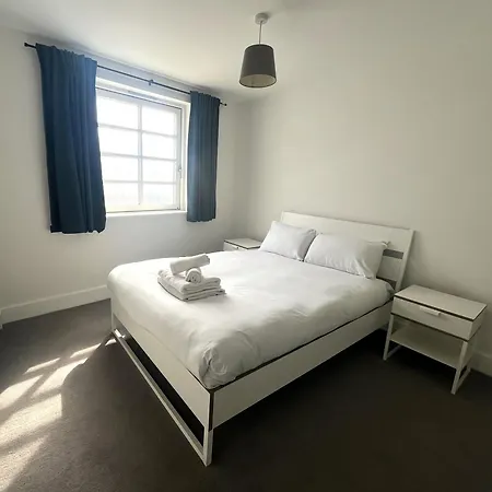 Harbourside Haven - One Bed With Balcony Apartment *